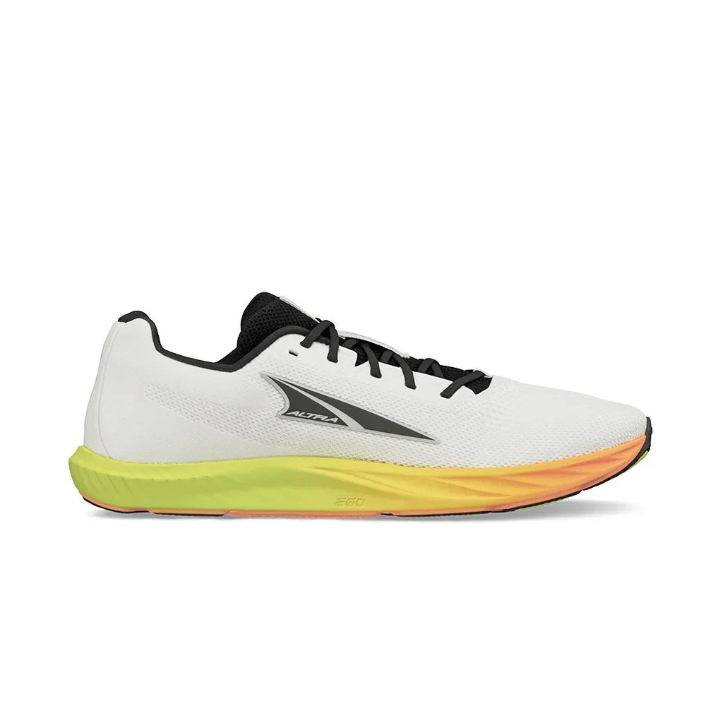 ה-Altra ESCALANTE 4 WHITE/ORANGE A0A85NE108 מבית Altra הוא נעל ריצה לבנה עם שרוכים שחורים, לוגו שחור וסוליה בצבעי צהוב-כתום בהדרגה, המוצגת בפרופיל על רקע אחיד. לא נכלל תיאור מוצר.