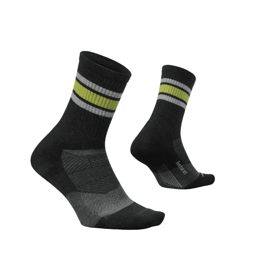 זוג גרביים Feetures Trail Max Cushion Mini Crew Trail Blaze Charcoal EC904646, בצבעי שחור ואפור עם פסים לבנים וירוקים, מוצגים על רקע לבן חלק.