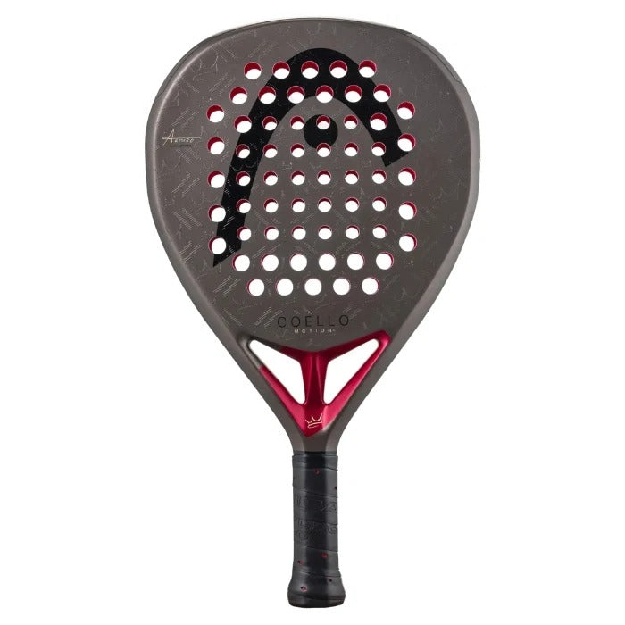 תקריב של משטח המחבט Head Coello Motion 2026 עם טקסטורת 3D Extreme Spin מחוספסת ולוגו המותג ליד הידית.