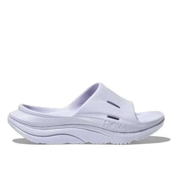 Hoka לבן בודד 1135061/ETHR W ORA RECOVERY SLIDE 3 עם סוליה עבה, גזרות אוורור בחלק העליון, ובצידה מוטבע שם המותג "Hoka".