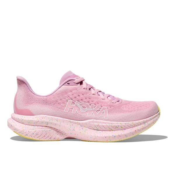 מבט מהצד של נעל ריצה Hoka 1147810/PGH MACH 6 PINK עם סוליה אמצעית מנומרת ולוגו בצד. הנעל כוללת גפה נושמת וסוליה מרופדת.