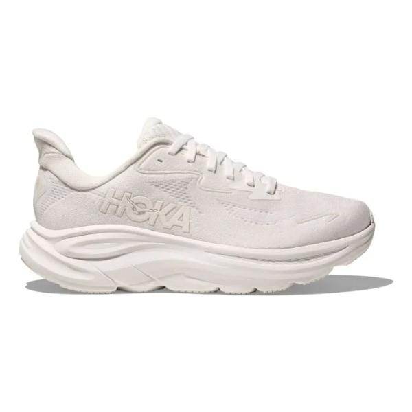 Hoka 1162031/WWH Clifton 10 White/White הוא נעלי ספורט אתלטיות לבנה עם סוליה עבה, שרוכים קדמיים ולוגו Hoka מוטבע בצד.