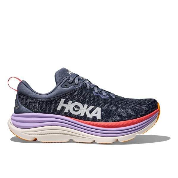 Hoka 1134270/ARP GAVIOTA 5 WIDE היא נעל אתלטית שחורה הכוללת סוליה עבה בלבן, סגול וכתום, עם שם המותג Hoka בצד.