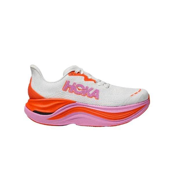 Hoka 1147911/FLP SKYWARD X FROST/LUPINE מתהדר בעיצוב לבן עם לוגו ורוד "HOKA", סוליה ורודה וכתומה תוססת, והדגשים כתומים על העקב והבוהן.