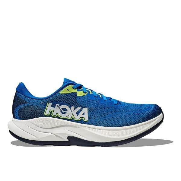Hoka 1155130/ECC RINCON 4 היא נעלי ספורט אתלטיות כחולות עם שם המותג "Hoka" המוצג באותיות לבנות בצד, הכוללת סוליית ביניים לבנה וסוליה חיצונית שחורה.