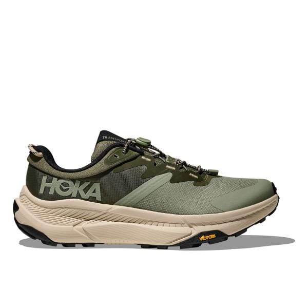 מבט מהצד של נעל ה-Hoka 1123153/SSSC Transport ב- Sea Moss/Eucalyptus, הכוללת סוליה בעלת מרקם ולוגו שחור.