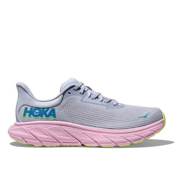 מבט מהצד של נעל הריצה Hoka 1147890/GLP ARAHI 7 WIDE (D) עם חלק עליון בצבע אפור בהיר, סוליית ביניים ורודה וסוליית חוץ בצבע ירוק ניאון. הנעל כוללת מיתוג הוקה כחול וצהוב בצד.