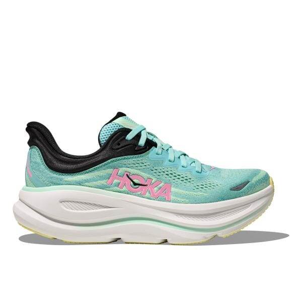 נעל ספורט Hoka BONDI 9 בצבעי צהבהב וורוד עם סוליה לבנה מרופדת, עם הלוגו "Hoka" בצד.
