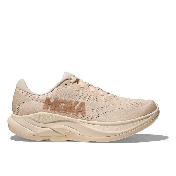 נעל ריצה וניל/ליבנה מבית Hoka, דגם 1155131/VCH RINCON 4, בעלות סוליה עבה ולוגו "HOKA" בצד.