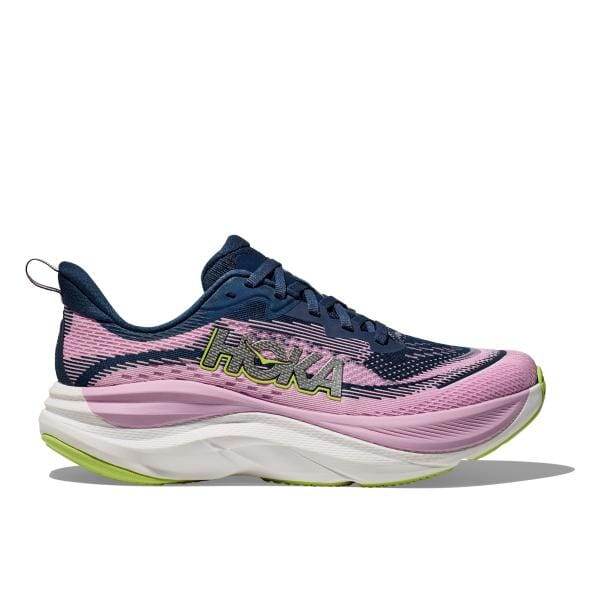 מבט מהצד של נעל הריצה Hoka SKYFLOW 1155113/MTW, הכוללת חלק עליון בצבע ורוד וכחול נייבי, לוגו HOKA צהוב, סוליה אמצעית לבנה וסוליית חוץ ירוקה.