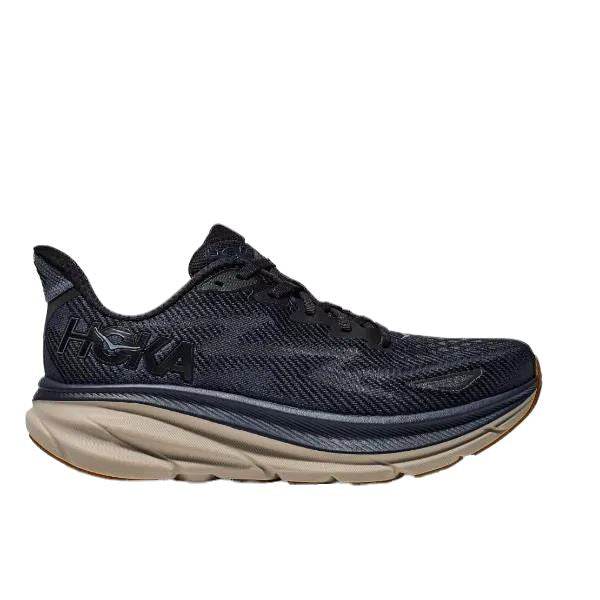 נעל הריצה Hoka Clifton 9 Black/Navy כוללת סוליה עבה ומרופדת ומציגה בצורה בולטת את הלוגו של Hoka בצדה.