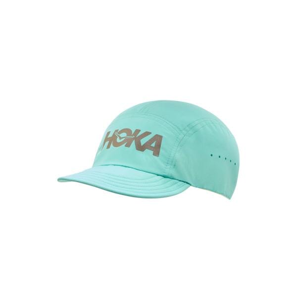 כובע בייסבול Hoka בצבע טורקיז בהיר עם הלוגו "Hoka" בברונזה, הכולל שוליים מעוקלים וחורי אוורור.
