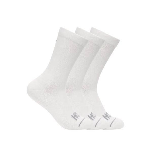 Hoka 1122931/WHT U CREW RUN SOCK 3-PACK מציג שלושה זוגות של גרבי צוות לבנים, כל אחד מהם כולל לוגו עדין על בהונות הרגליים המסודרים בתצוגה מדורגת.