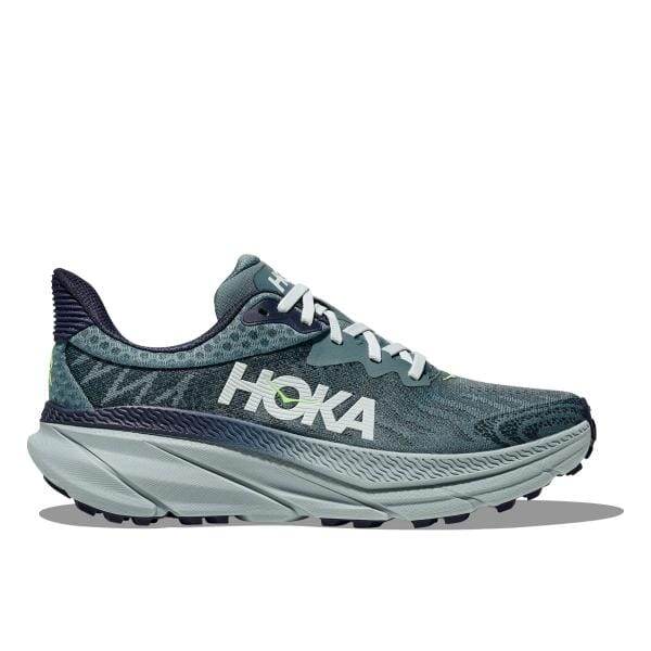 לנעל Hoka Challenger ATR 7 Wide בצבעי צהבהב צהוב יש סוליה עבה ומרופדת, סגירת שרוכים וכוללת לוגו "HOKA" בולט בצד.