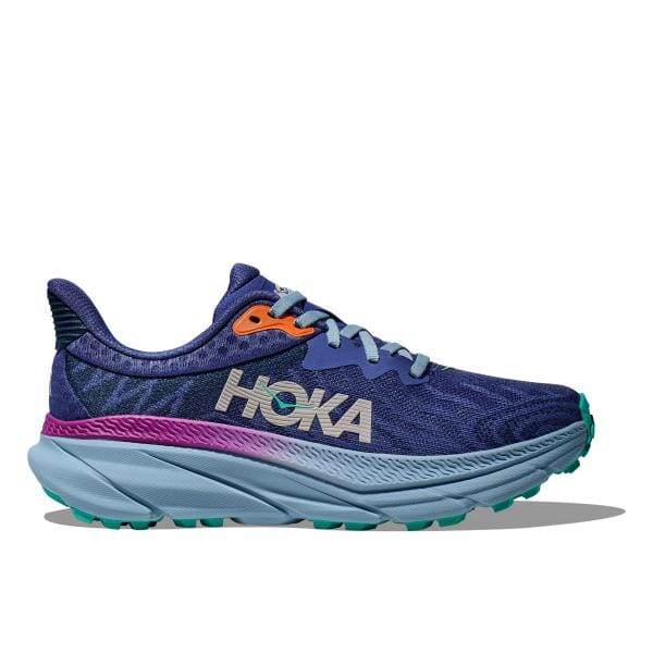 Hoka 1134498/ESK CHALLENGER ATR 7 של Hoka היא נעל ריצה אתלטית כחולה הכוללת סוליית ביניים סגולה, שרוכים בצבע תכלת וסוליה בגוון ירוק. בצד הנעל מופיע באופן בולט מיתוג "HOKA" באותיות לבנות.