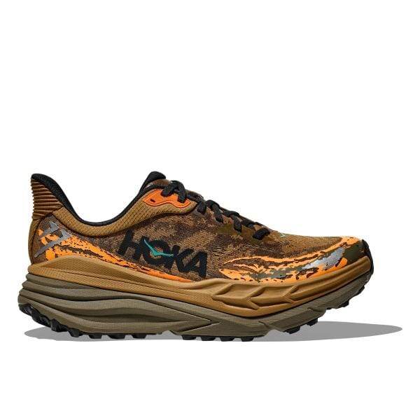 ה-Hoka STINSON 7 בצבע זית כולל סוליה עבה ופסיעה מחוספסת, מציגה גווני חום, כתום ושחור במבט מהצד.