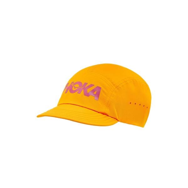 כובע צהוב בוהק עם המילה "Hoka 1120458/SLRFL Trail Hat" כתוב בסגול בחזית, הכולל פתחי אוורור בצד.
