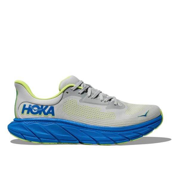 נעל ריצה של Hoka 1147870m/STLC ArahI 7 Wide לבן וכחול הכוללת סוליה עבה מרופדת ולוגו "Hoka" בצד.