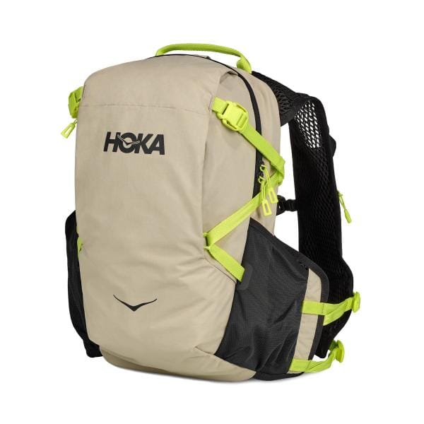 חבילת Hoka 1147310/bar Hoka Hike Pack 13L בצבע בז' עם הדגשות ירוקות עזות וכיסי צד רשת, מבודדים על רקע לבן.