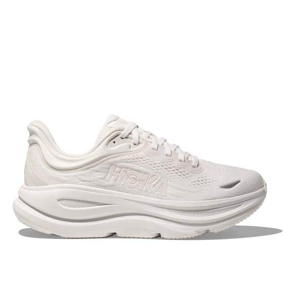 Hoka BONDI 9 1162012/WWH היא נעל ספורט לבנה עם מרקם רשת וסוליה עבה, עם הלוגו של Hoka בצד.