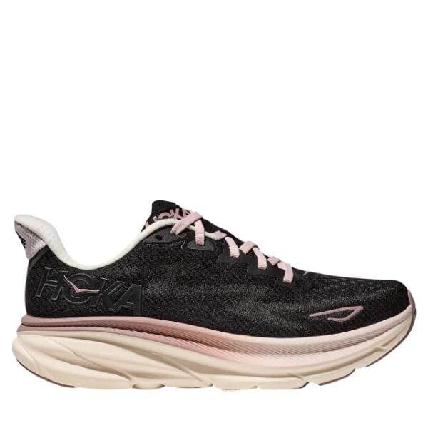 נעל הריצה Hoka 1127896/ONQ CLIFTON 9 כוללת עיצוב שחור וורוד מושך את העין, סוליה לבנה עבה ולוגו "Hoka" המוצג בצורה בולטת בצד.