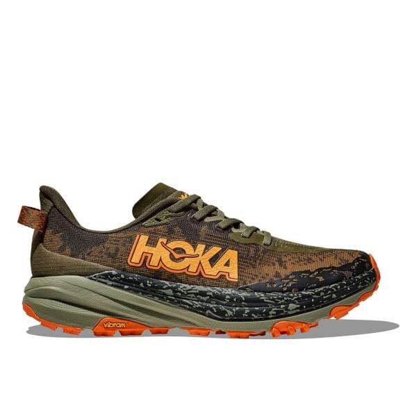 נעל Hoka 1147830/AQL Speedgoat 6 Wide Trail, הכוללת דוגמת הסוואה בירוק וכתום, מצוידת בסוליית Vibram.