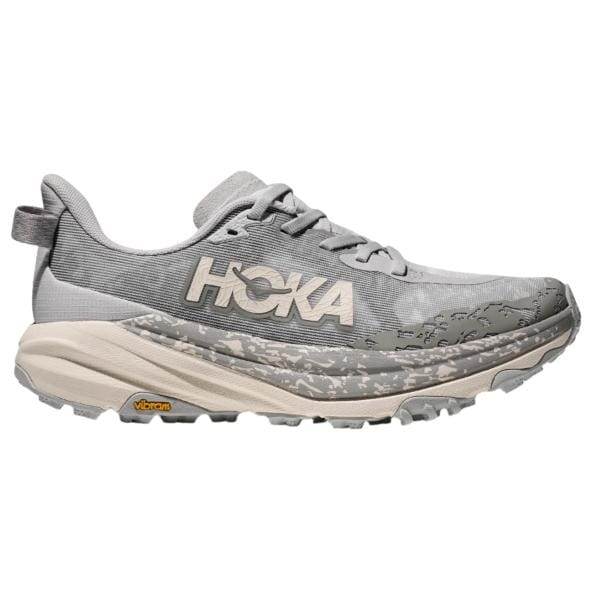 Hoka SPEEDGOAT 6 (1147811/CYLB) הוא נעלי ספורט בצבע אפור ובז' עם סוליה שמנמנה, דפוס מרקם ועיצוב שרוכים. הוא כולל את תווית המותג "Hoka" בצד.