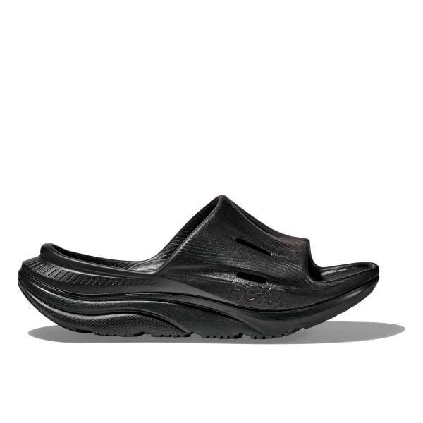 ה-Hoka 1135061/BBLC U ORA Recovery Slide 3 כולל עיצוב החלקה שחור עם סוליה עבה ואצבע פתוחה, המוצג מהצד על רקע לבן.