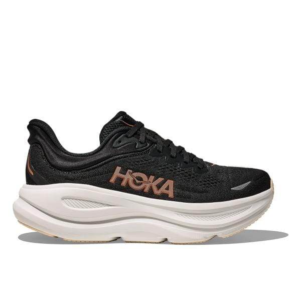 Hoka BONDI 9 BLACK/ROSE GOLD כולל גפה שחורה עם סוליה לבנה עבה ו"Hoka" בכתום בצד.