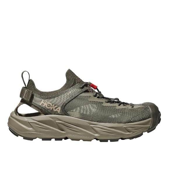מבט מהצד של סנדל Hoka 1147650/BYT Hopara 2 Barley/Oat Milk הכולל חלק עליון מרשת, רצועה מתכווננת וסוליה מחוספסת בירוק זית.
