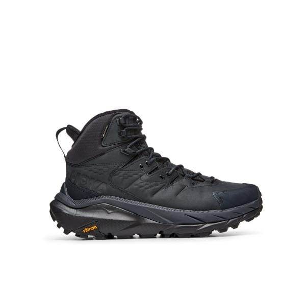 Hoka Kaha 2 GTX 1123155F/BBLC של Hoka, מגף טיולים בינוני שחור עם סוליה קשוחה ועיצוב שרוכים.