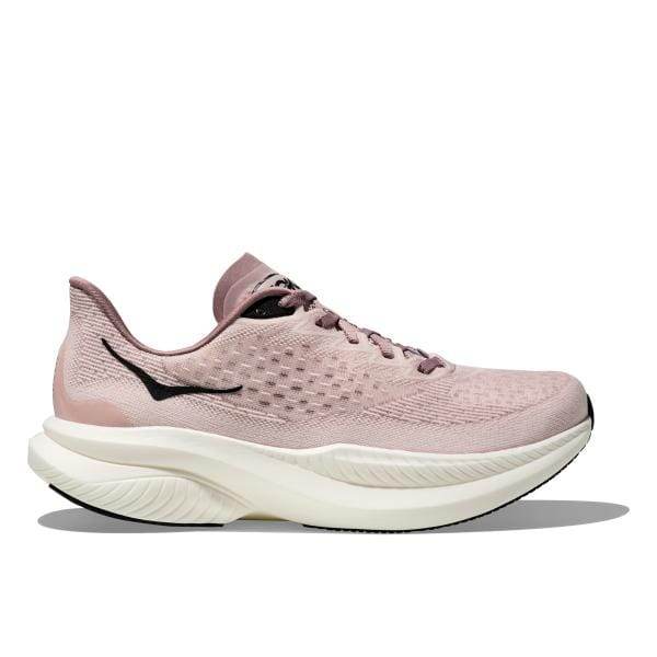 מבט מהצד של נעל הריצה Hoka 1164033/CLQ MACH 6 ב-Cosmic Pearl/Quart, הכוללת מראה חיצוני ורוד עם סוליה לבנה והדגשים שחורים.