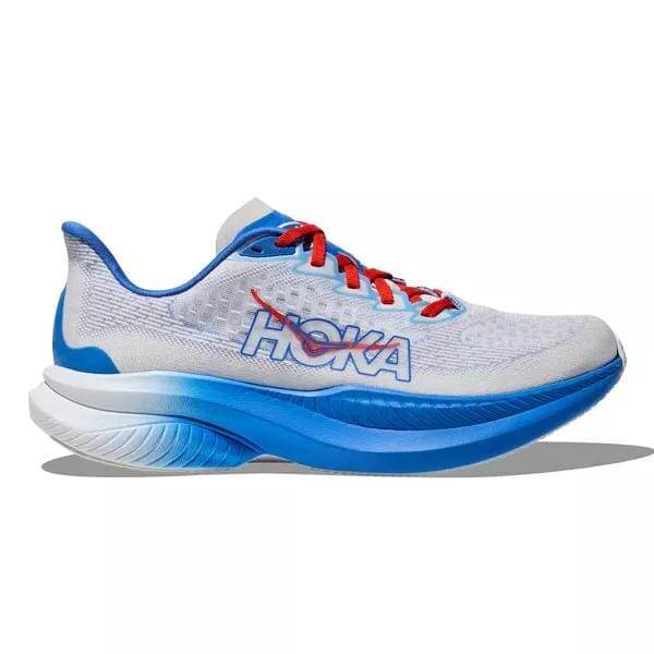 נעל הספורט Hoka 1147810/WHTV MACH 6 מגיעה בעיצוב לבן וכחול עם מיתוג אדום וכחול, הכוללת סוליה עבה ומרופדת וגפת רשת נושמת. שם המותג "Hoka" מוצג בצורה בולטת בצד הנעל.