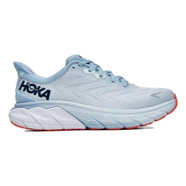 מבט מהצד של נעל ריצה Hoka W Arahi 6 1123195/PABF עם ערכת צבעים כחול לבן.