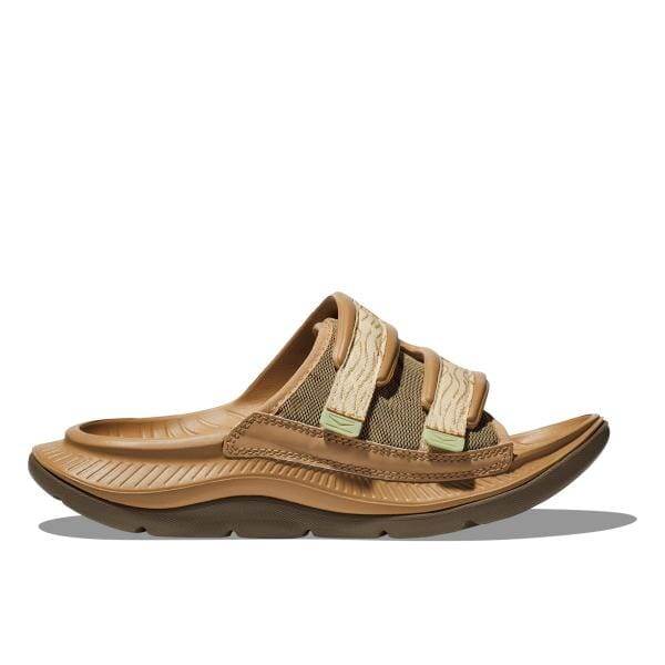 סנדל Hoka 1134150/WSH U ORA לוקס עם סוליה בעלת קווי מתאר, הכולל שתי רצועות בז' מתכווננות מעל גפה מבד ירוק להתאמה מאובטחת.