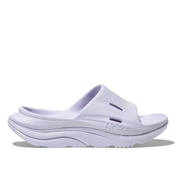 Hoka לבן בודד 1135061/ETHR W ORA RECOVERY SLIDE 3 עם סוליה עבה, גזרות אוורור בחלק העליון, ובצידה מוטבע שם המותג "Hoka".