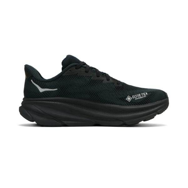 Hoka 1141470F/BBLC CLIFTON 9 GTX של Hoka היא נעל אתלטית שחורה עם סוליה עבה, עם תווית GORE-TEX בצד ומבטא לבן על העקב.