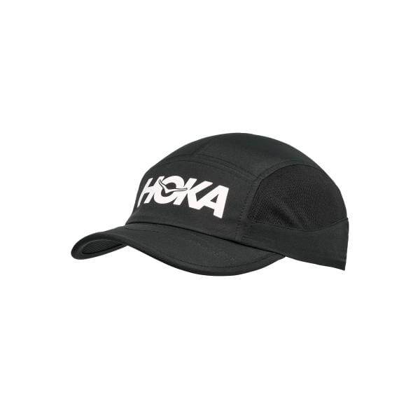 ה-Hoka U 1164330/BLK RUN HAT, כובע ריצה שחור של Hoka, כולל לוגו לבן בחזית ולוחות צד רשת.