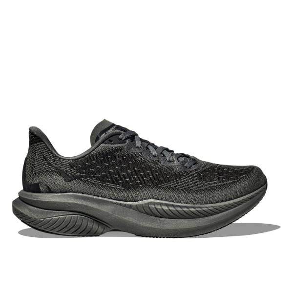 מבט מהצד של ה-Hoka 1164032/BBLC Mach 6 La Black, הכולל עיצוב שחור עם סוליה עבה עם מרקם וגפה רשת לריצה אתלטית.