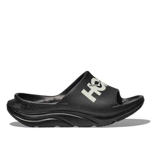 ה-Hoka 1155154/BWHT U ORA ATHLETIC SLIDE כולל סוליה מעוקלת ולוגו "HOKA" על הרצועה העליונה לנוחות וסטייל.