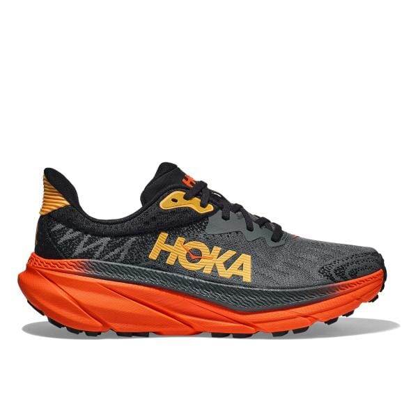 מבט מהצד של נעל ריצה Hoka 1134497/CFLM CHALLENGER ATR 7 של Hoka עם חלק עליון אפור ושחור, הדגשות כתומות וצהובות וסוליה כתומה.