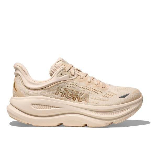 ה-Hoka Bondi 9 Wide כולל סוליה שמנמנה, חלק עליון רשת, דיטיילים מורכבים וצבע בז' עם שם המותג בצד.
