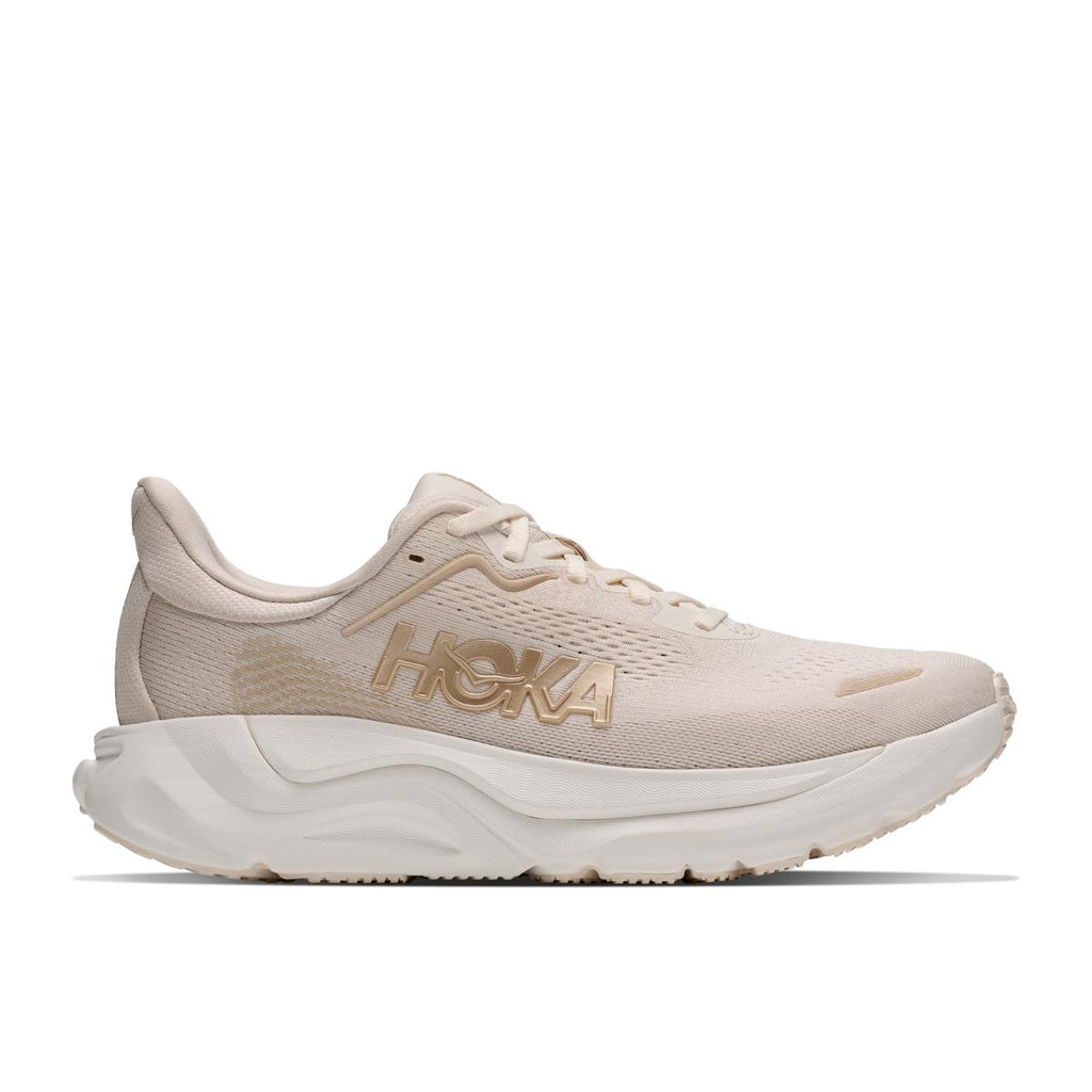 נעלי ריצה תומכות רחבות Hoka Arahi 9 Wide (D) לנשים בצבע Alabaster/Oat Milk – בז’ עם מדרס לבן עבה, על רקע לבן