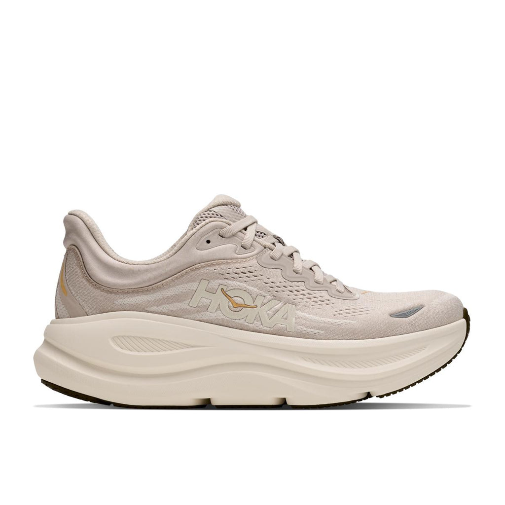 נעלי ריצה Hoka Bondi 9 לנשים בצבע River Rock Grey — מבט צדדי של נעל ריצה אפור-בז' עם סוליה עבה ומרופדת ולוגו HOKA בצד.