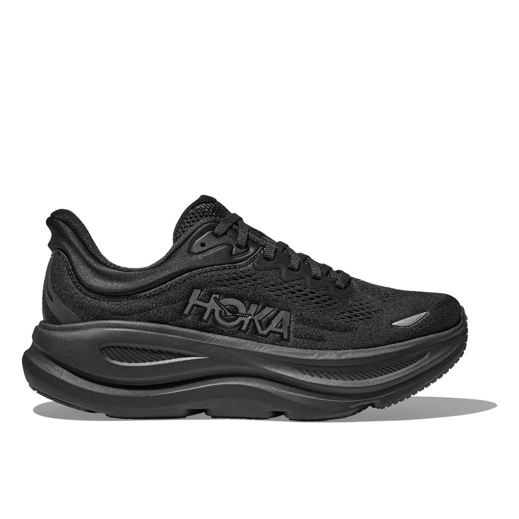 נעלי ריצה הוקה בונדי 9 רחבות לגברים Hoka BONDI 9 WIDE (2E) 1162013/BBLC בצבע שחור מלא — מבט צד עם סוליה מרופדת עבה, גפת רשת ולוגו HOKA, על רקע לבן