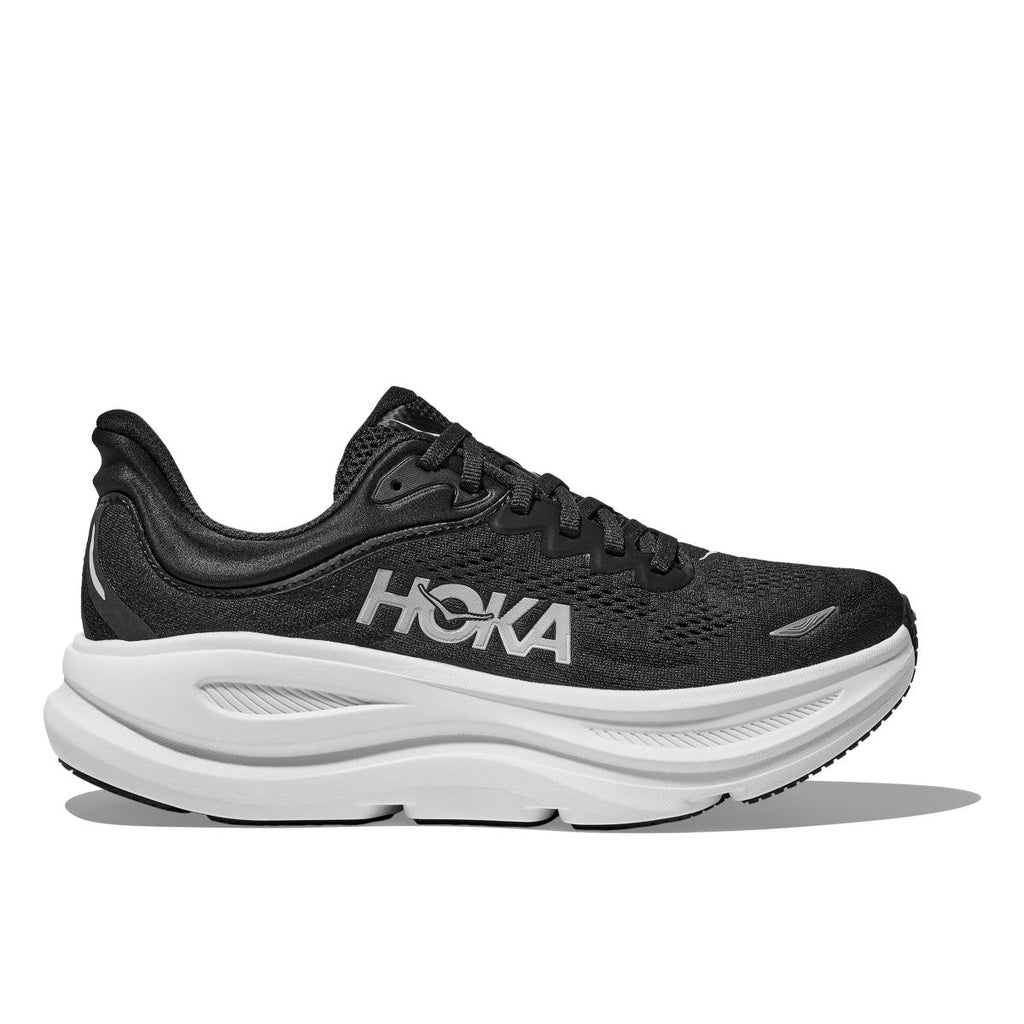 נעלי ריצה הוקה בונדי 9 רחבות לגברים Hoka BONDI 9 WIDE (2E) 1162013/BWHT בצבע שחור/לבן — מבט צד עם סוליה לבנה עבה, גפת רשת שחורה ולוגו HOKA, על רקע לבן