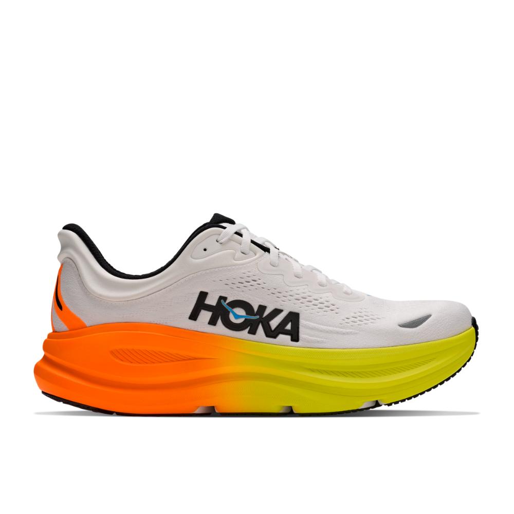 דגם Hoka BONDI 9 WIDE (2E) בצבעי לבן/ניאון טנג'רין הוא נעל ריצה לבנה עם לוגו Hoka שחור בולט, סוליה עבה שצבעה מתחלף מכתום בעקב לצהוב בקצה הנעל, וסוליה חיצונית שחורה ועמידה.