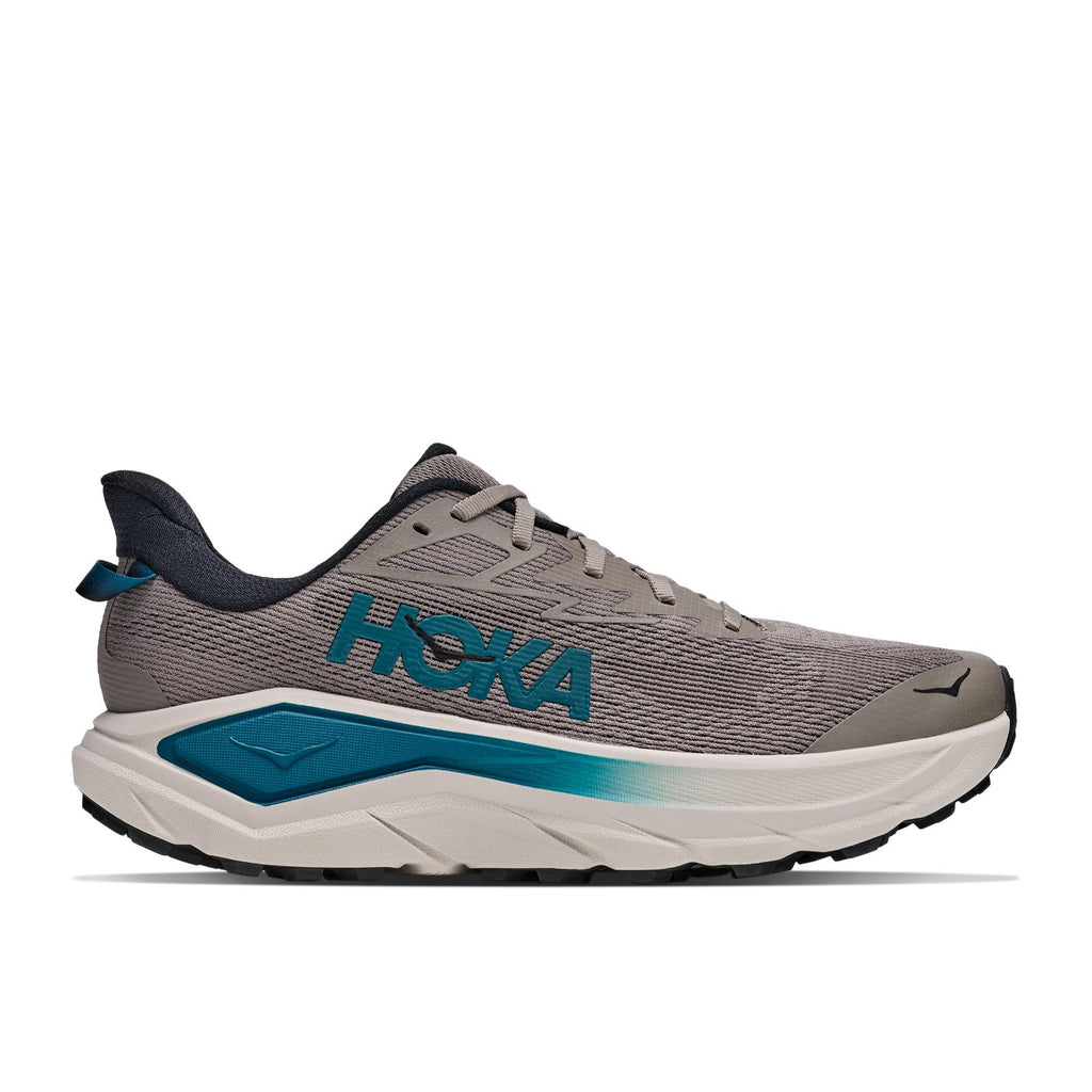 נעל ריצת שטח Hoka Challenger 8 לגברים בצבע Pebble Grey/River, מבט ראשי על החלק העליון האפור עם מבטאי כחול, על רקע לבן.