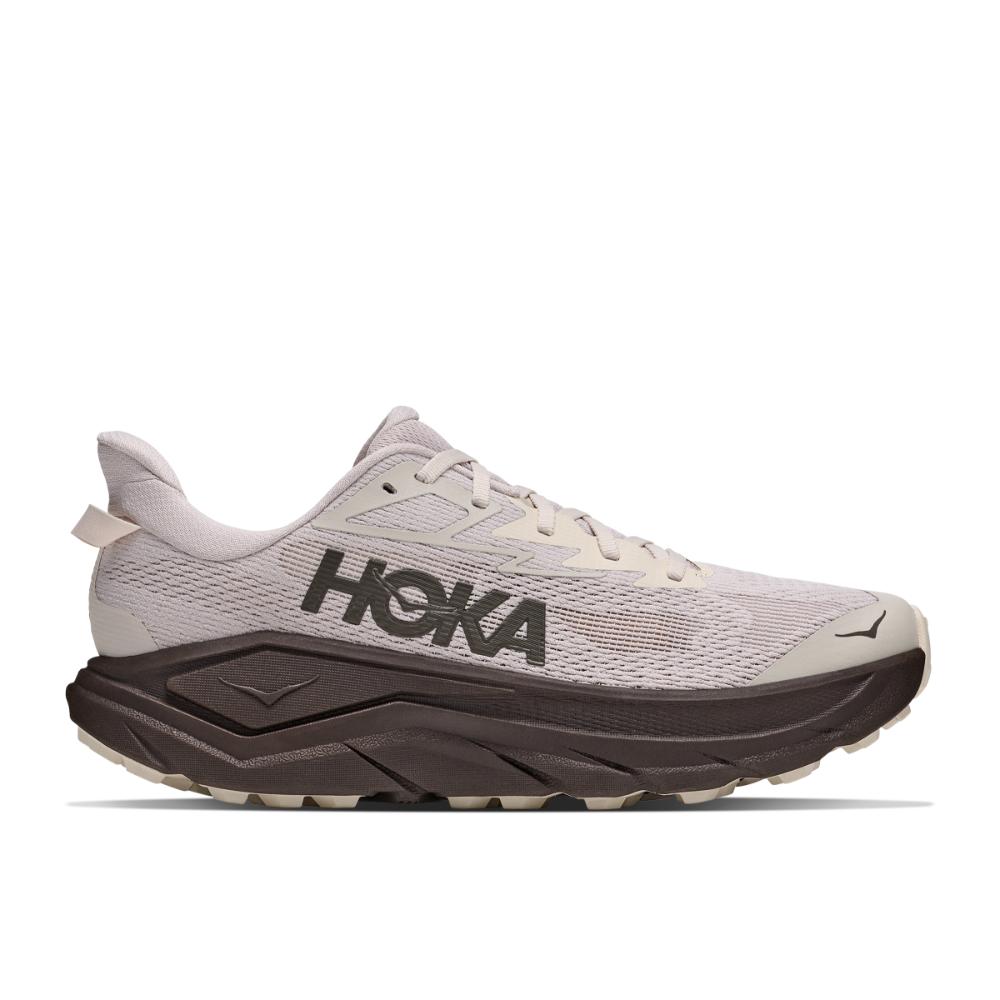 נעלי שטח Hoka Challenger 8 לגברים בצבע River Rock Grey – מבט צדדי עם גפה אפורה, סוליה כהה ולוגו Hoka שחור.