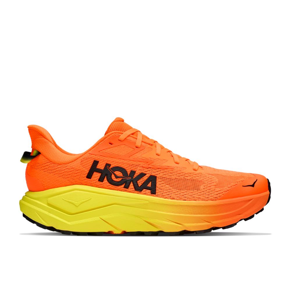 נעלי שטח Hoka Challenger 8 Wide (2E) לגברים בצבע Neon Tangerine – מבט צדדי עם גפה כתומה בוהקת, לוגו שחור וסוליה מרופדת.